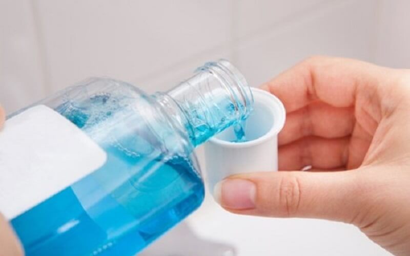 Cần vệ sinh răng miệng sạch sẽ sau khi trồng răng
