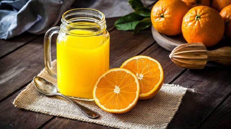 Hạn chế các đồ uống có chứa axit như nước cam,