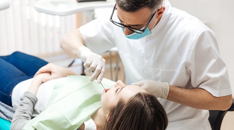 Tới gặp nha sĩ để kiểm tra khi thấy dấu hiệu bất thường trên răng