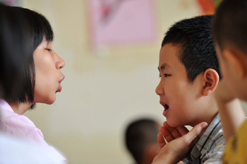 Trẻ bị sún răng gây ảnh hưởng tới phát âm