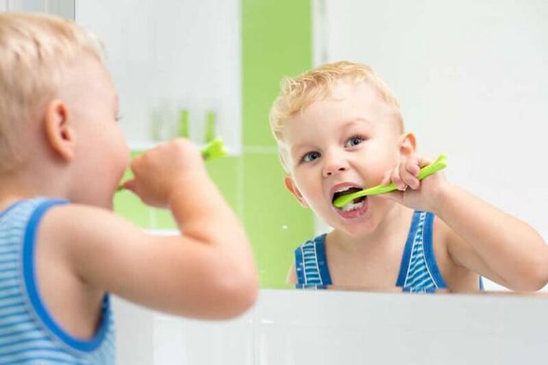 Cho bé vệ sinh răng miệng mỗi ngày đều đặn