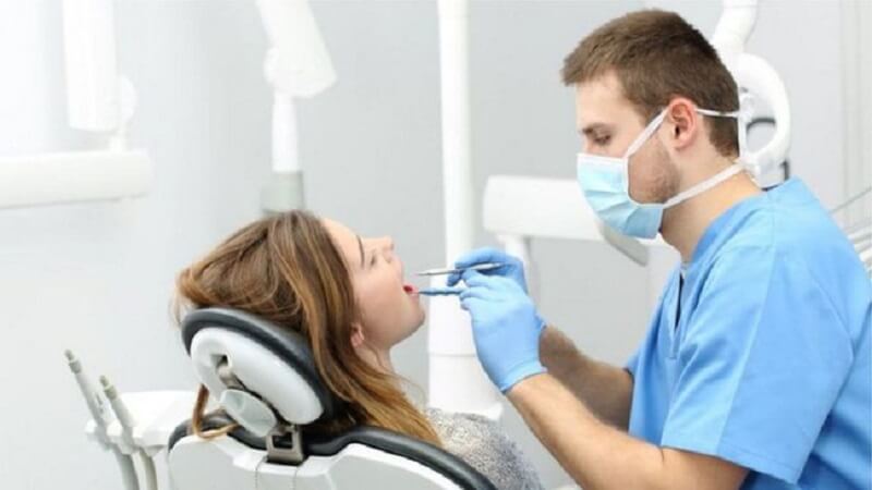 Tới gặp nha sĩ để điều trị viêm tủy răng hiệu quả