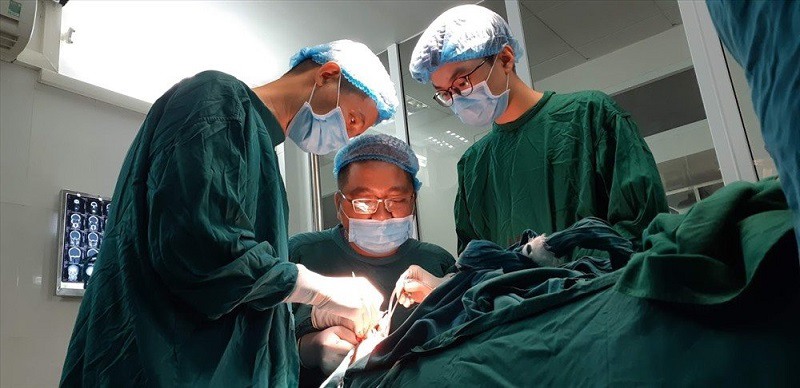 Các y bác sĩ đang thực hiện phẫu thuật răng cho bệnh nhân