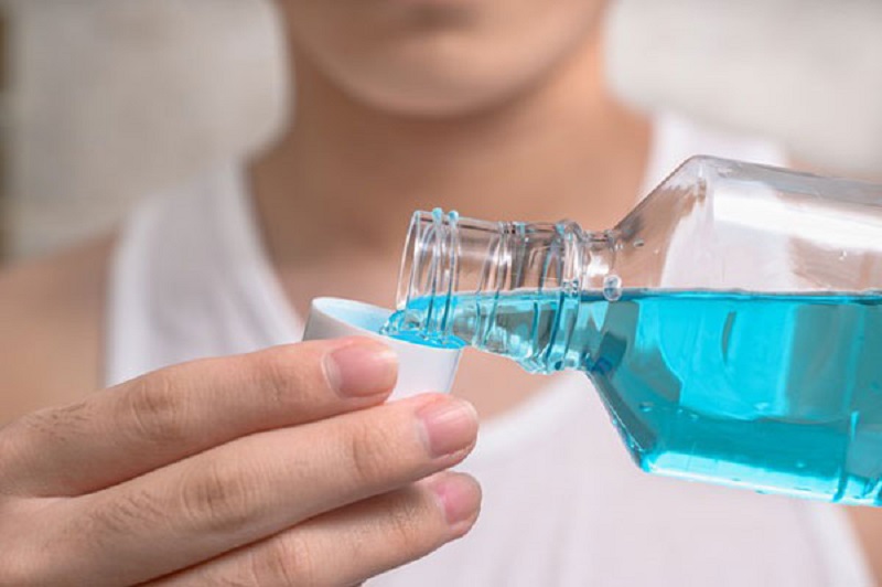 Sử dụng thêm nước súc miệng để loại bảo mảng bám trên khoang miệng