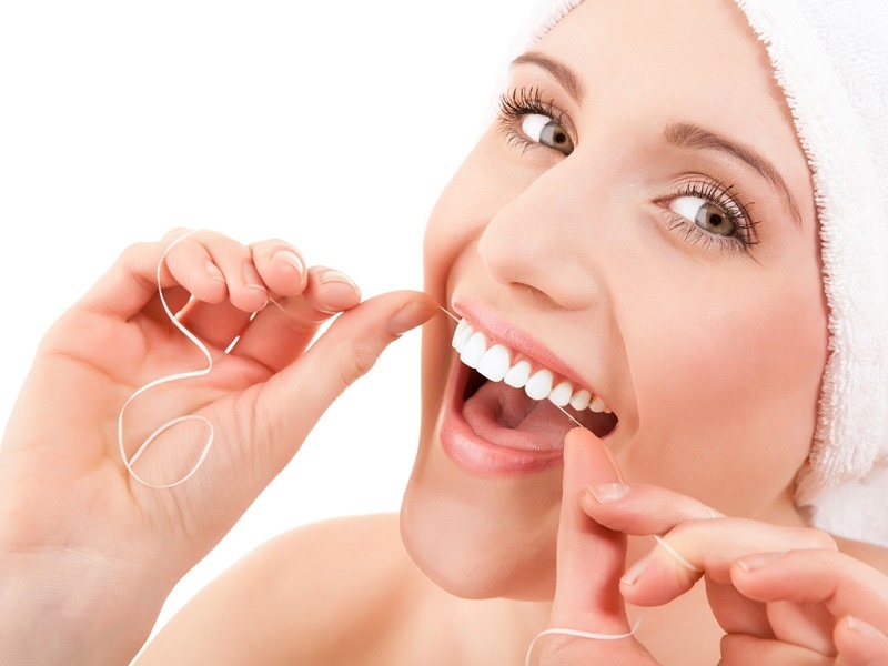 Vệ sinh răng miệng cẩn thận là một trong những cách hữu hiệu để duy trì tuổi thọ của răng khểnh đã trồng