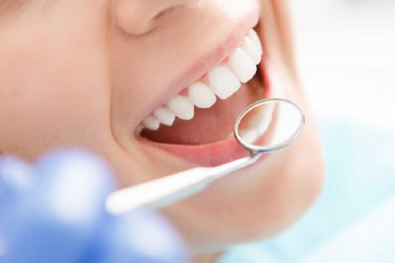 Đầu tiên bác sĩ sẽ khám chi tiết tình trạng răng miệng của bệnh nhân