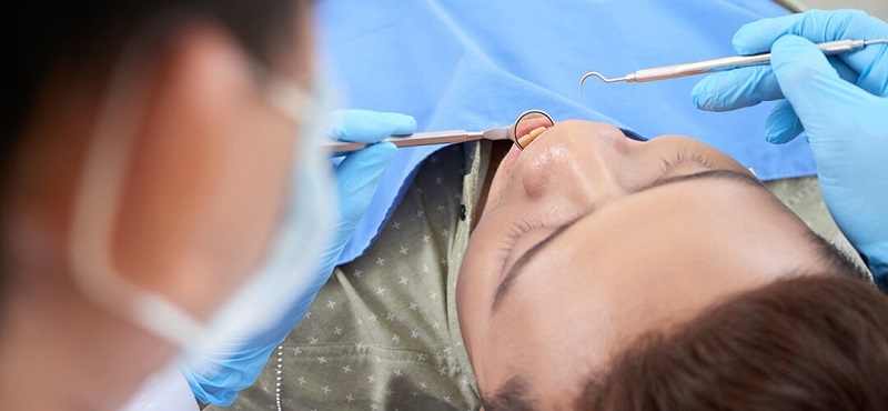 Bác sĩ sẽ xác định kích thước, độ dày xương hàm để chuẩn bị loại trụ Implant phù hợp cho bệnh nhân